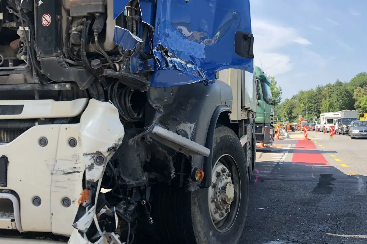 Winterhur ZH - Heftige Kollision zwischen zwei Lastwagen