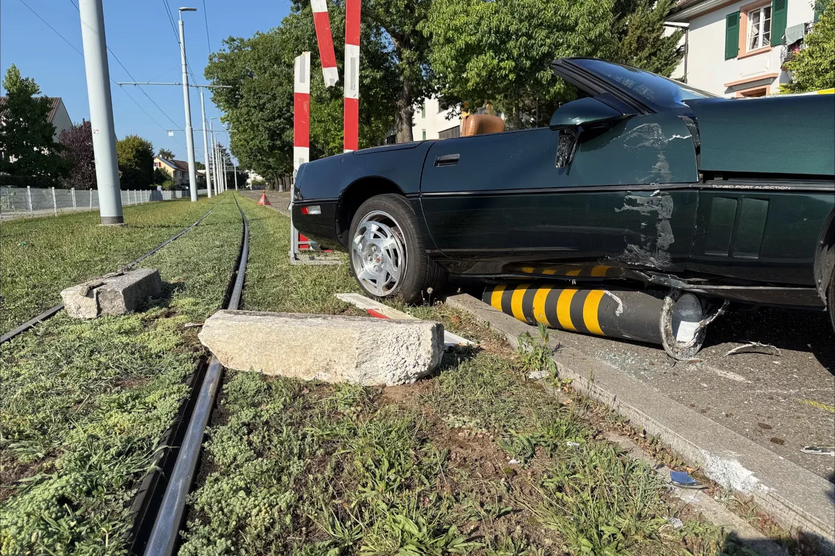 Riehen BS – Tramverkehr nach Unfall einer Autofahrerin blockiert