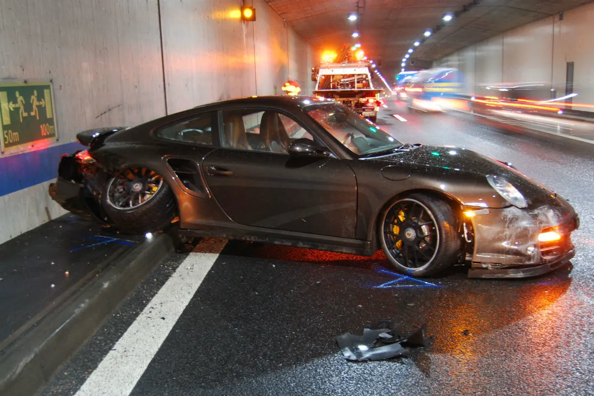 A2/Horw LU - Auto schleudert gegen Tunnelwand