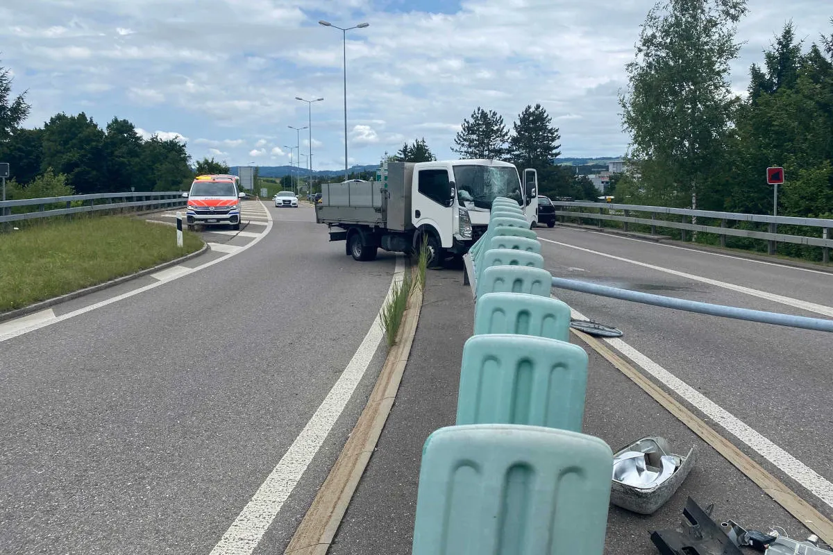 Cham ZG – Lastwagen kollidiert mit Kandelaber 