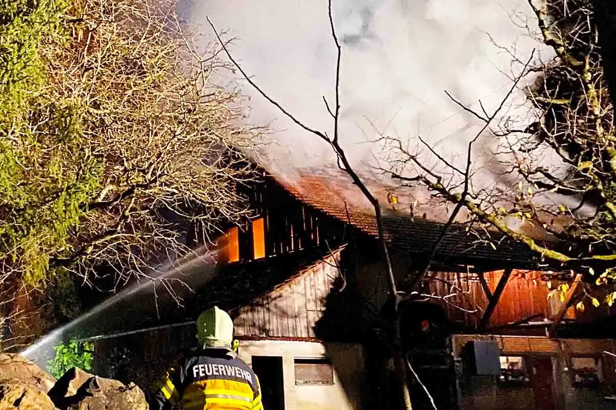 Grosser Feuerwehreinsatz in Buhwil TG - Brand eines Bauernhauses