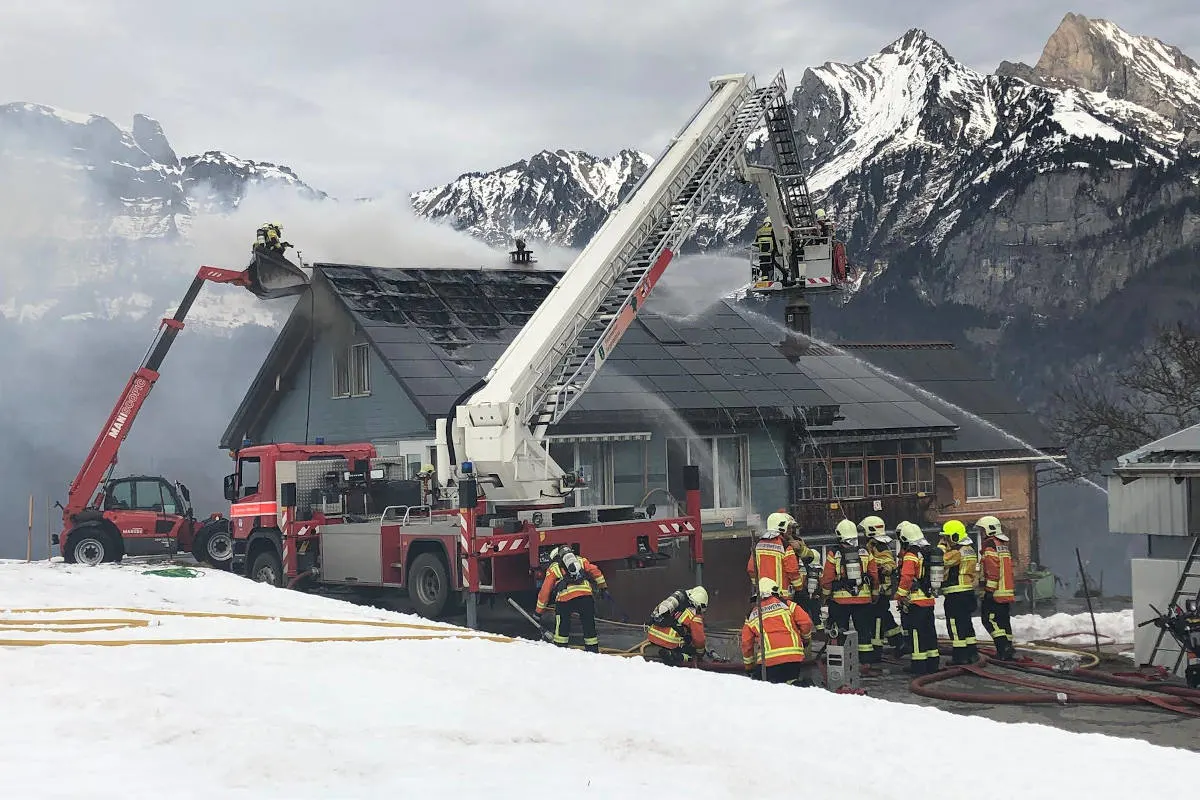 Flumserberg SG – Dachstuhl eines Wohnhauses in Brand