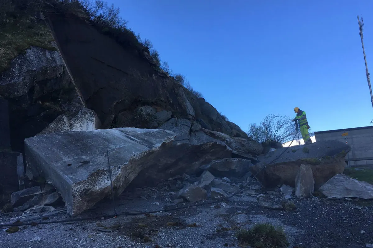 Lukmanierpass GR - Felssturz verschüttet Strasse