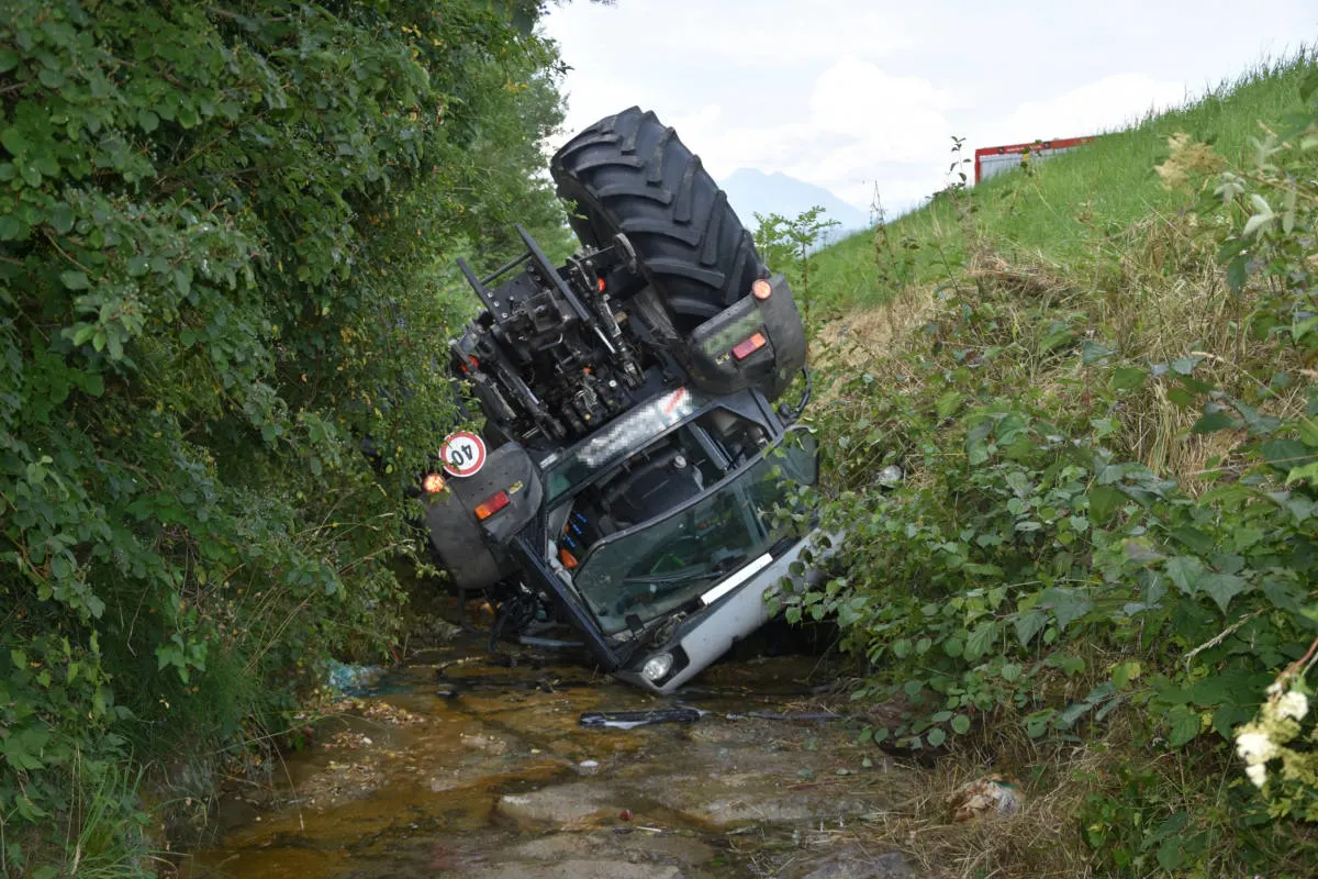 Sax SG - Traktor stürzt in Rofisbach