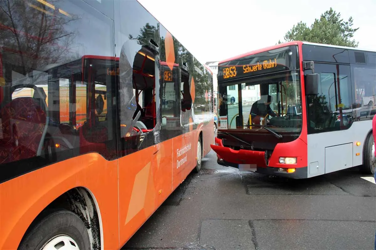 Schwerte - Unfall zwischen zwei Linienbussen - Vier Verletzte!