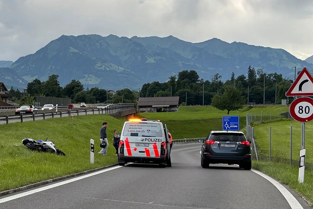 Alpnach OW – Motorradfahrer stürzt bei Ausfahrt