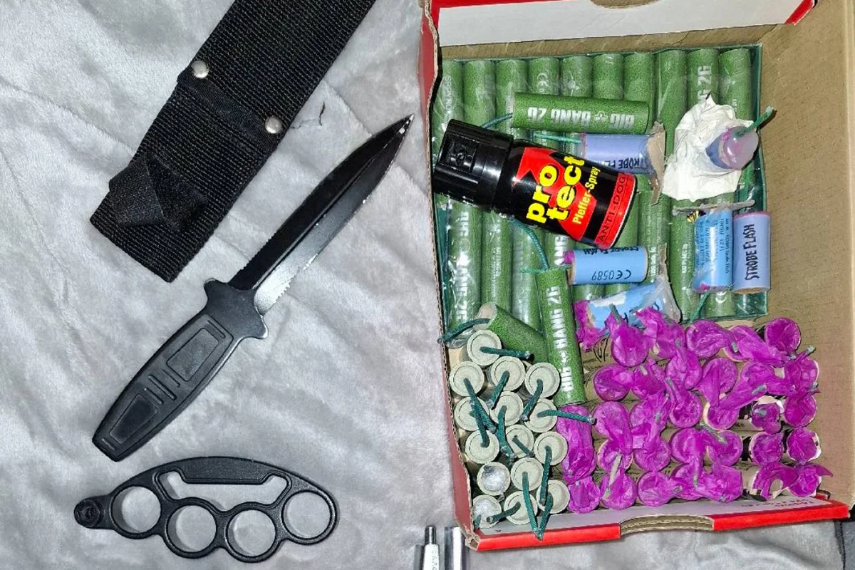 Berlin – Waffen und illegale Böller im Kinderzimmer entdeckt