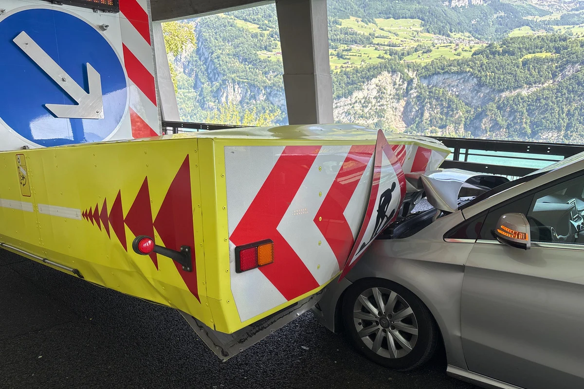 Unfall auf  A3 bei Filzbach GL – Kollision mit Prellbock-Anhänger