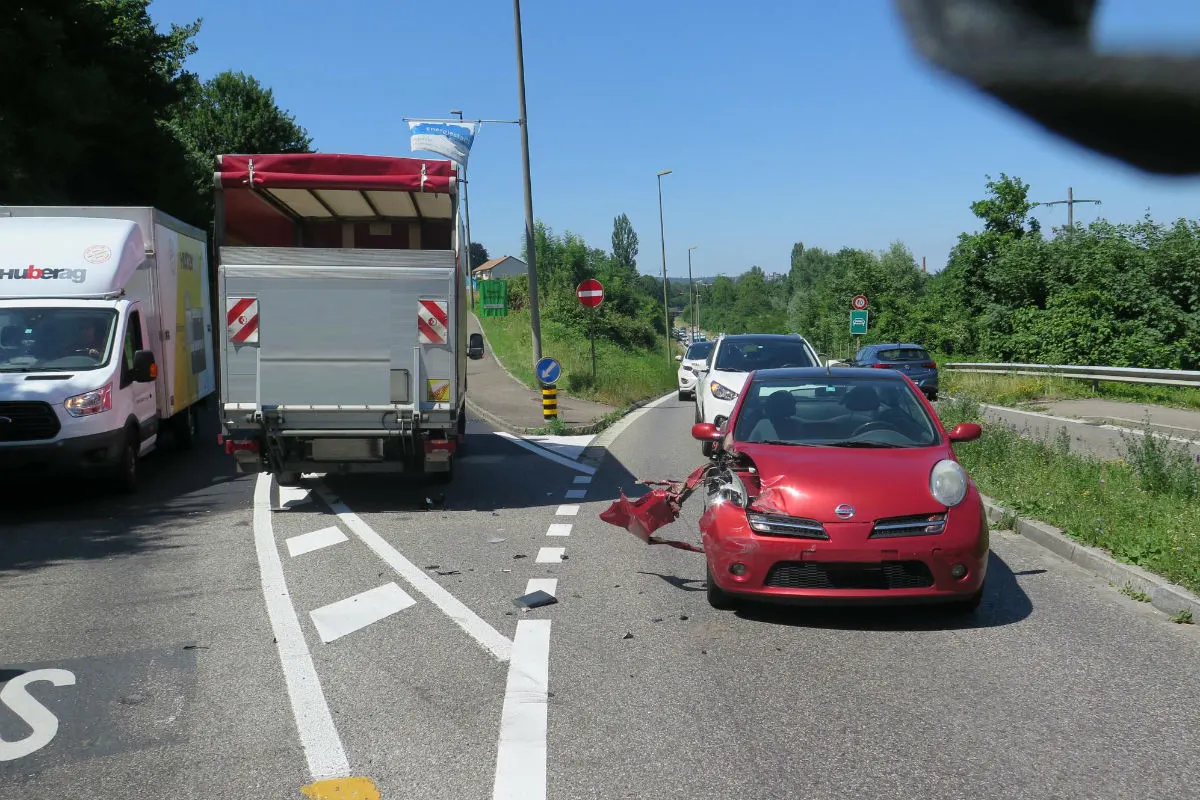 Duggingen BL - Kollision zwischen Lieferwagen und Personenwagen