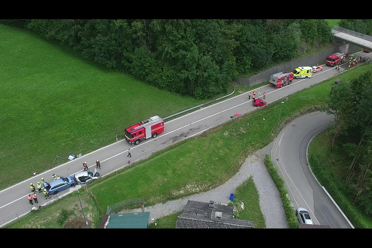 Ebnat-Kappel SG – Sieben verletzte Personen bei Frontalkollision von drei Autos