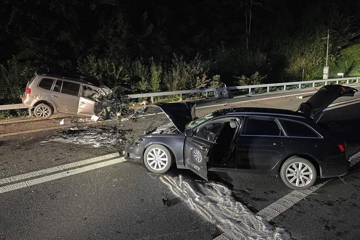Brunnen SZ - Fahrer nach Frontalkollision im Auto eingeklemmt 