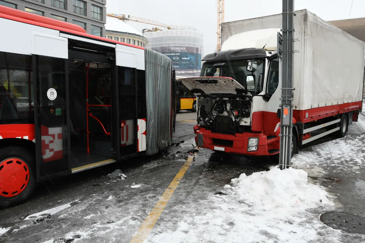 Chur GR - Crash zwischen Stadtbus und Lastwagen