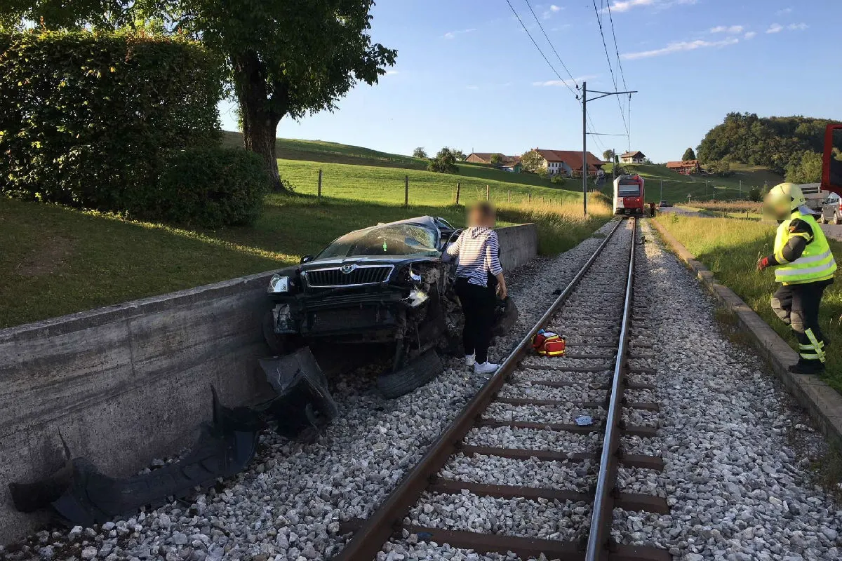 Châtel-St-Denis FR - Zwei Kinder und der Fahrer schwer verletzt