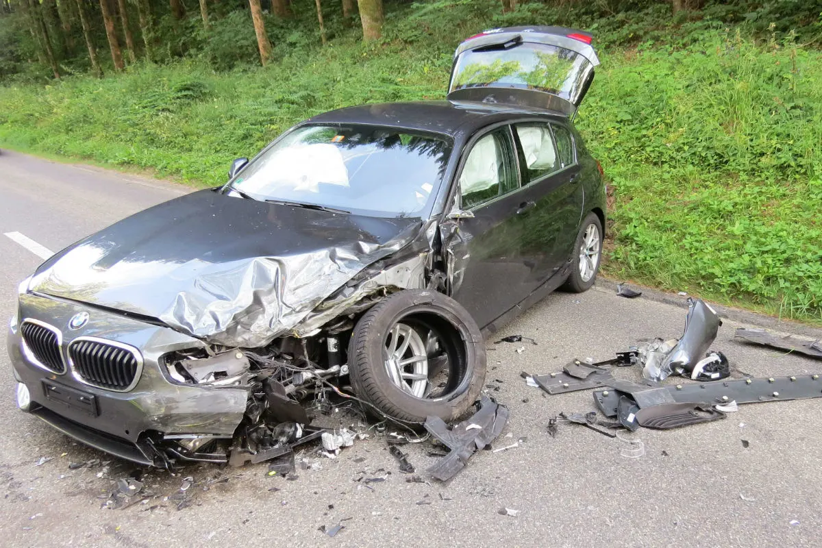 Ammerswil AG  - Heftige Kollision zwischen BMW und Post-Lieferwagen