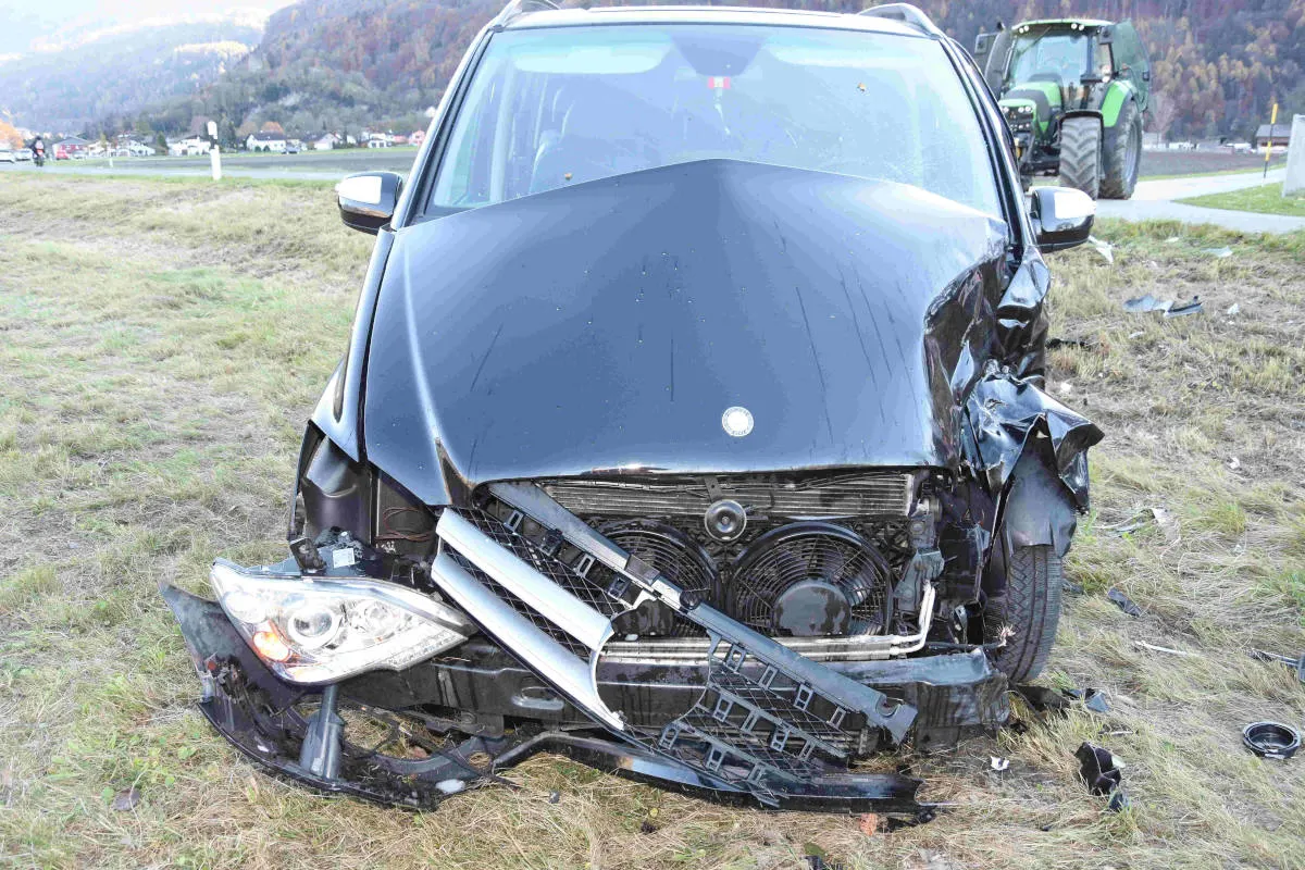 Schwerer Unfall bei Bad Ragaz SG – Kollision zwischen Traktor und Auto