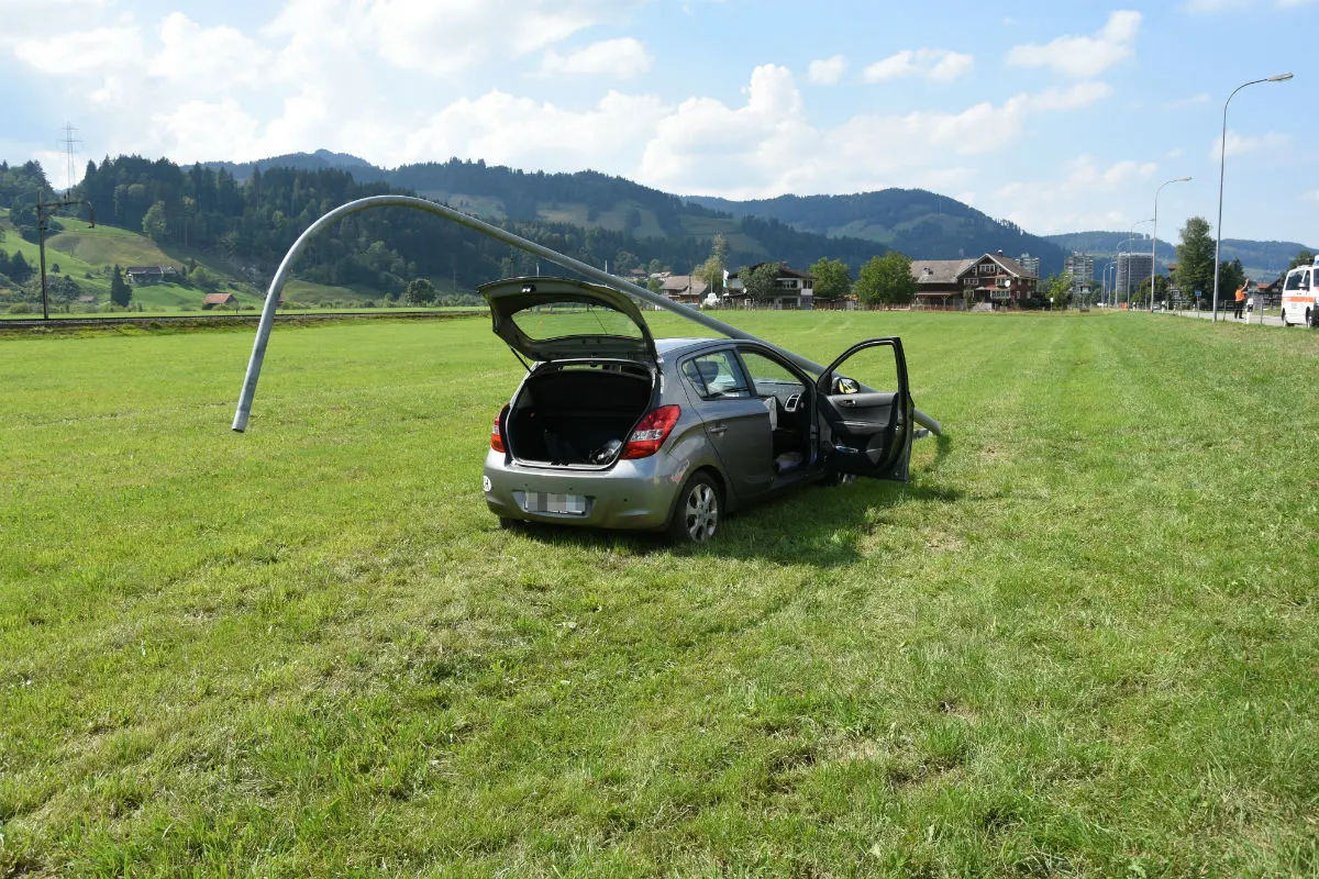 Ulisbach SG - Mit Kandelaber in Wiese gelandet