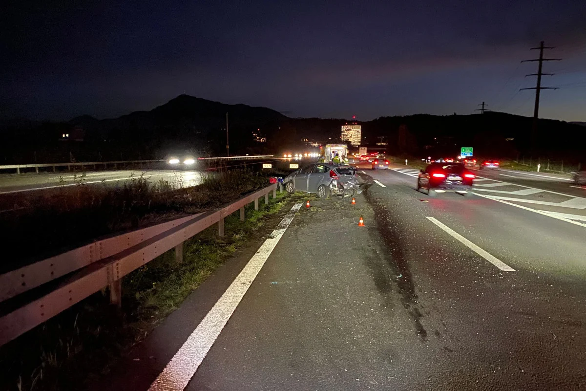 A14 Hünenberg ZG – Auffahrunfall im Feierabendverkehr sorgt für Verkehrsbehinderungen
