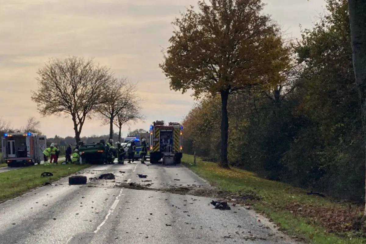 Moers NW – Pkw prallt gegen Baum – Fahrer (71) schwer verletzt