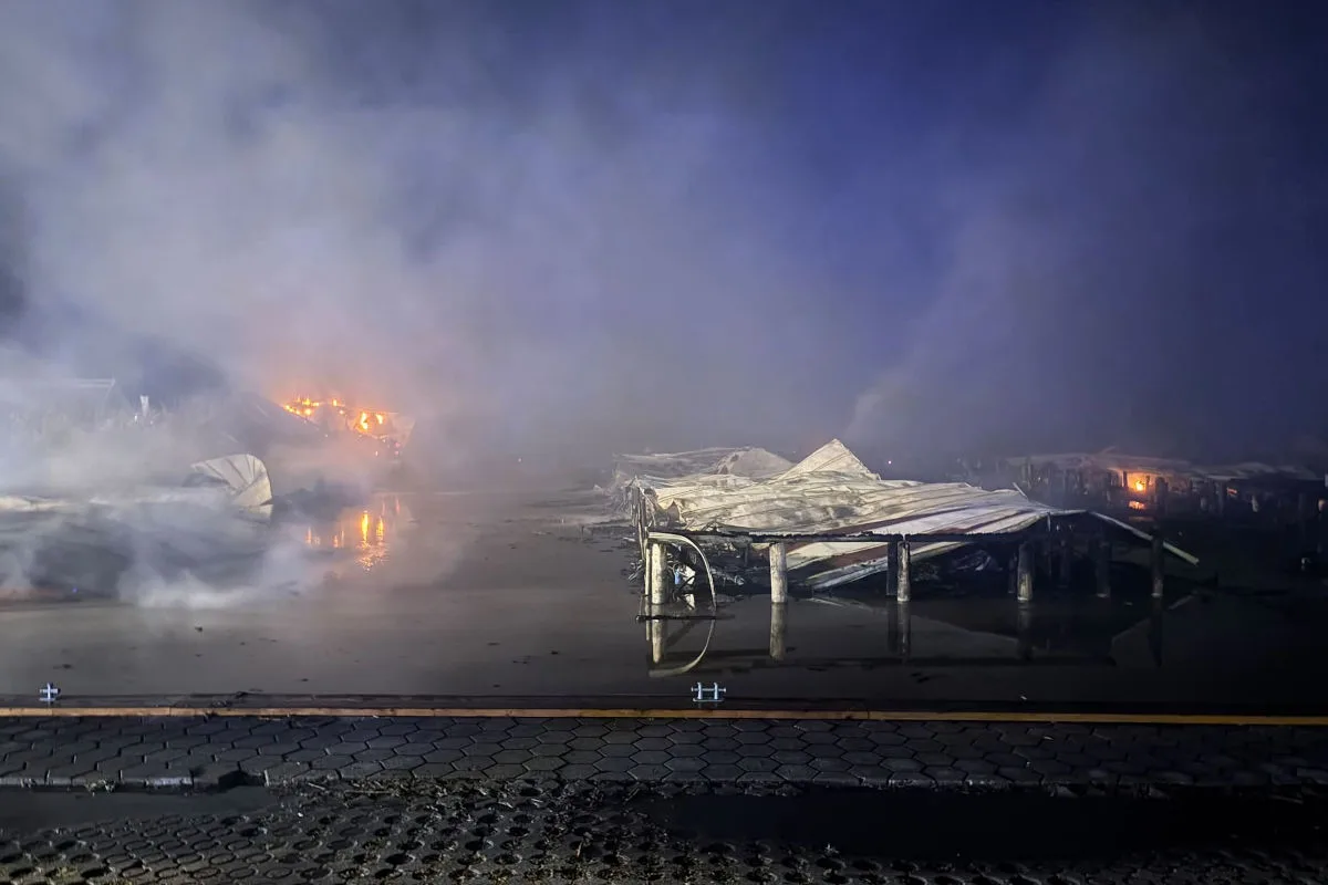 In der Nacht sind mehrere Boote durch ein Feuer zerstört worden. Dichte Rauchschwaden steigen über den Brandherden auf.