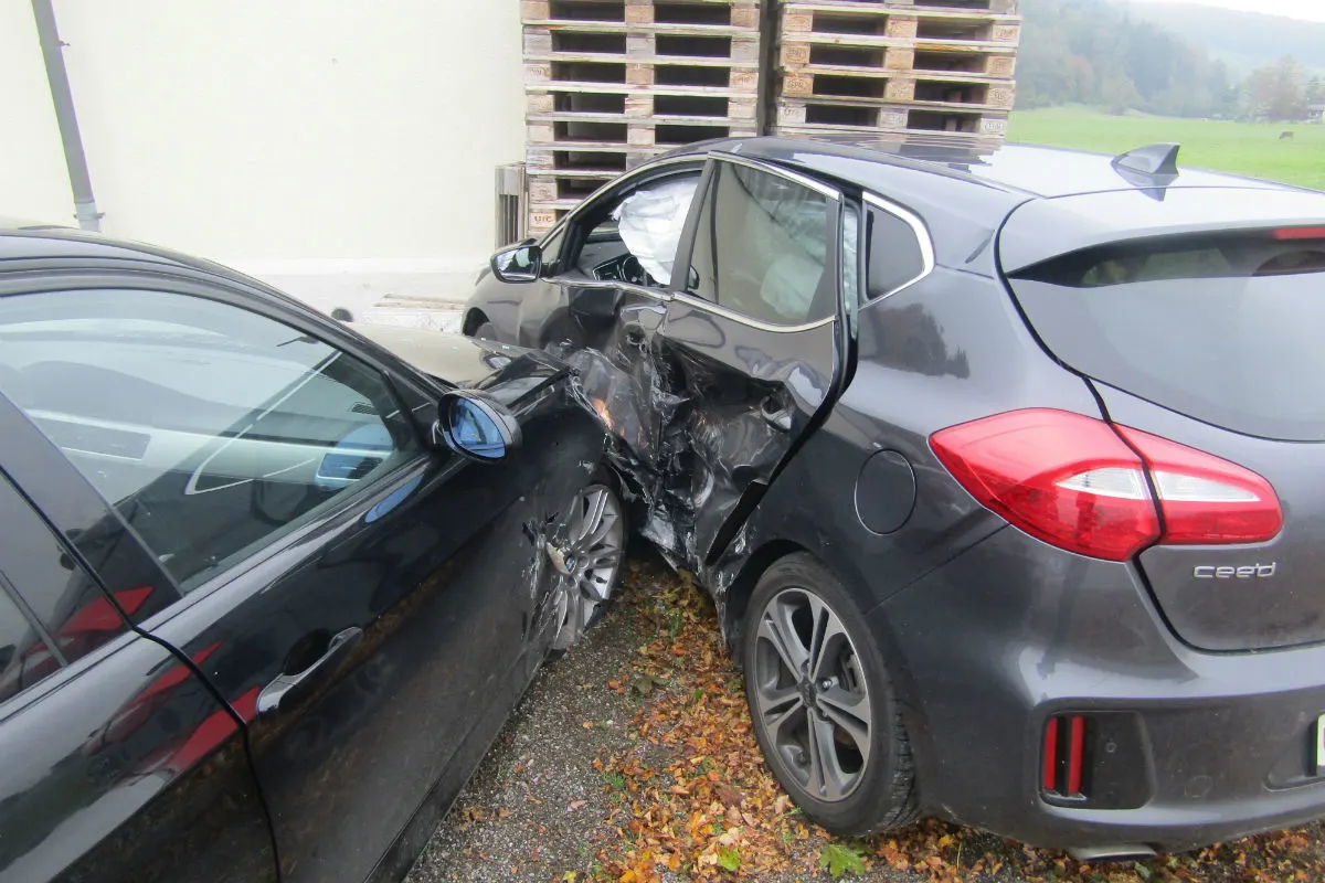 Unfall Bilten GL - Überholmanöver endet in Kollision!