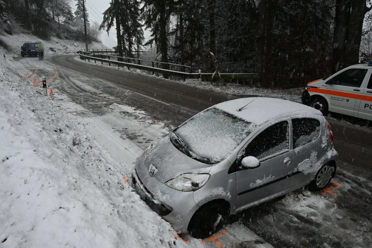 Mogelsberg SG – Auf schneebedeckter Strasse überschlagen