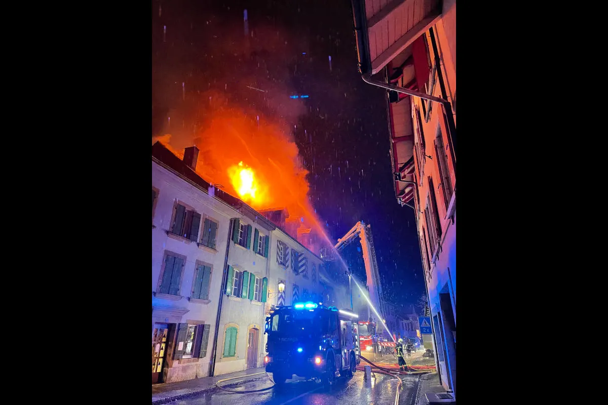Grosseinsatz in Cressier NE – Brand in Wohnhaus ausgebrochen – Mehrere Personen evakuiert