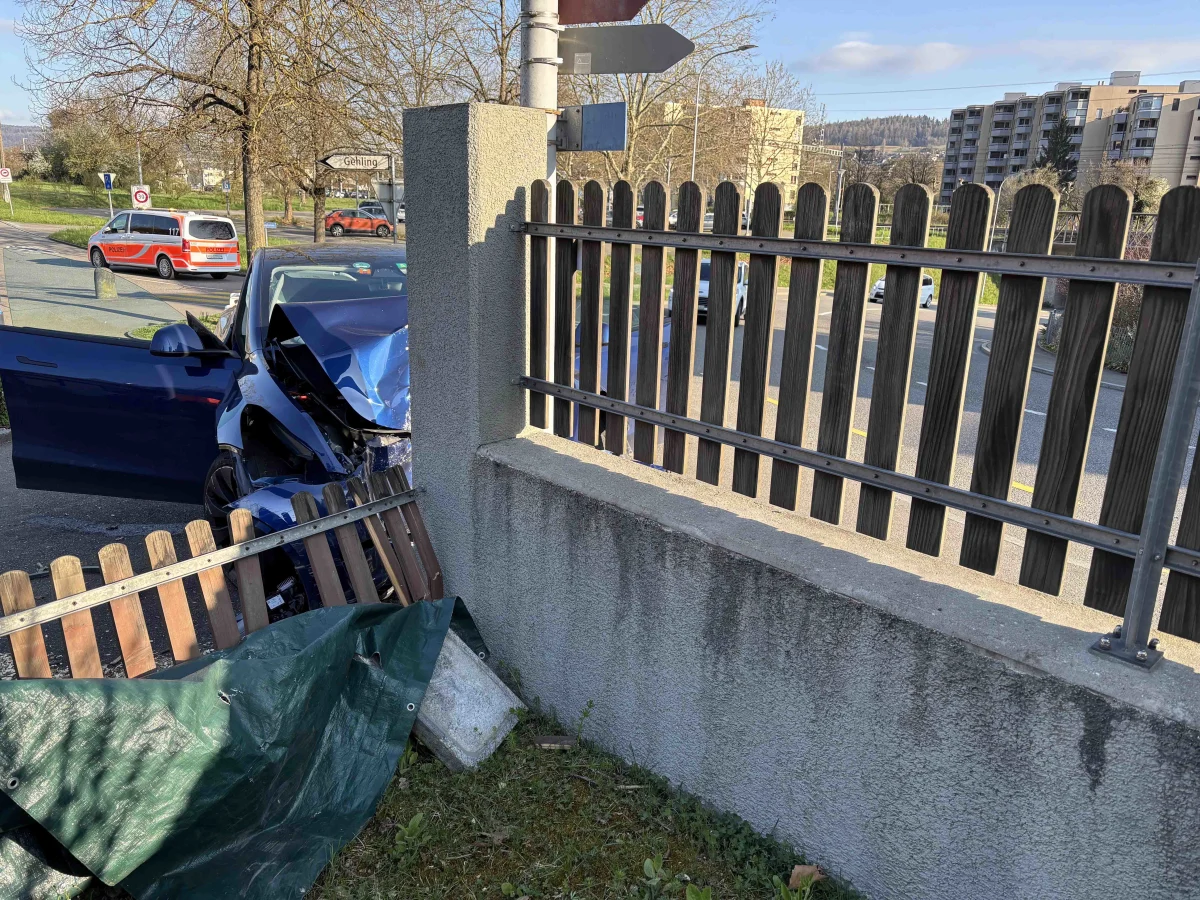 Turgi AG – Bei Unfall heftig in Gartenmauer gekracht