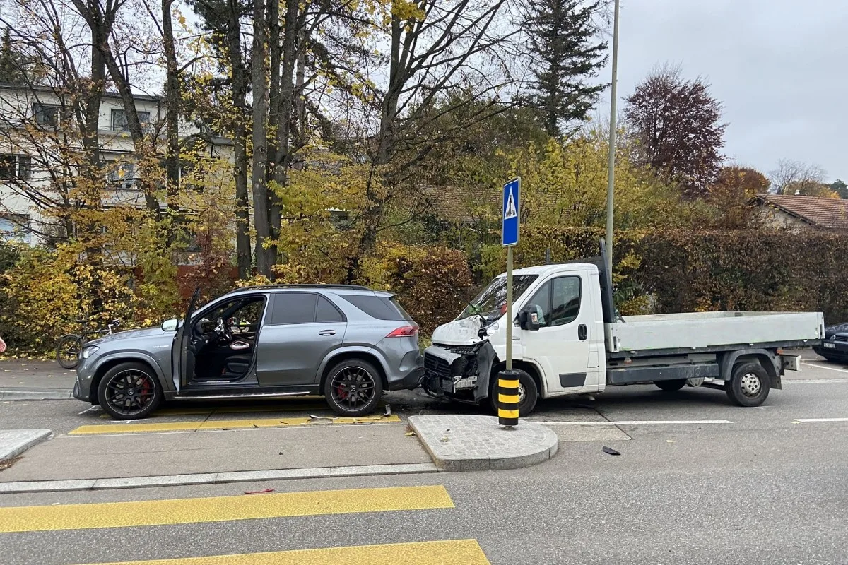 Therwil BL - Der Lenker im Mercedes musste ins Spital gebracht werden