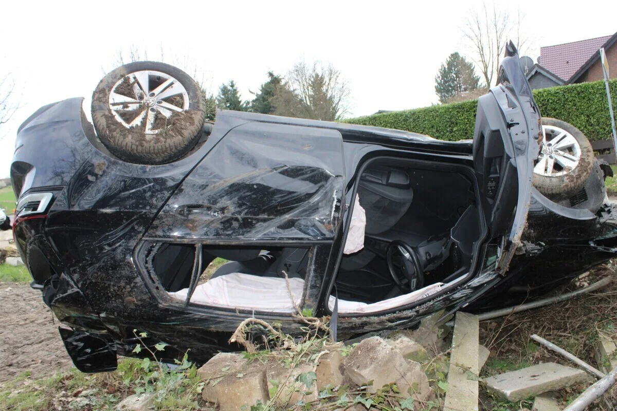 Leichlingen NW - Auto überschlägt sich bei Unfall mehrfach 