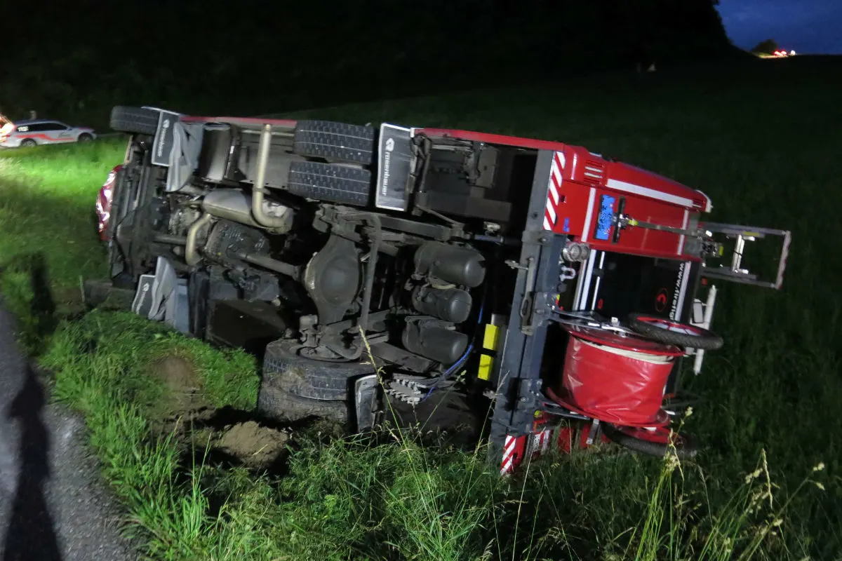 Reigoldswil BL - Feuerwehrfahrzeug kippt um