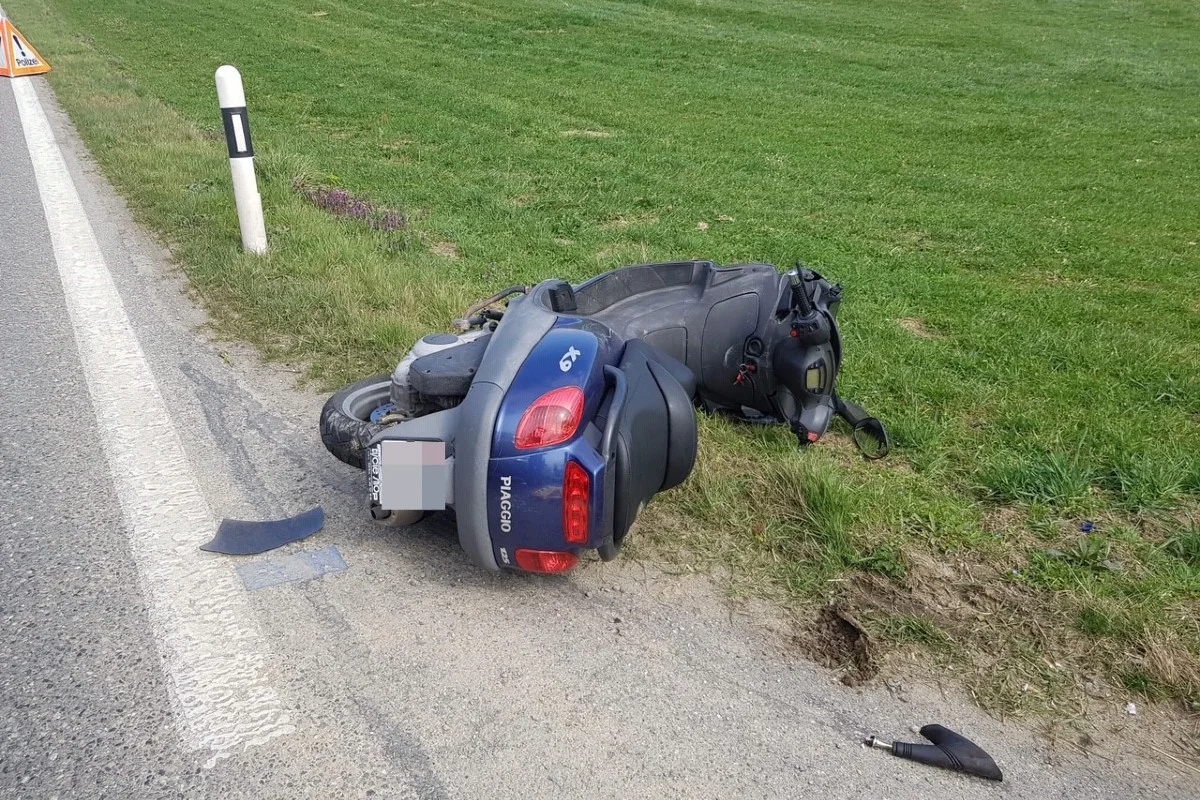 Fahrwangen AG -  Kollision zwischen Roller und Auto – eine Person verletzt