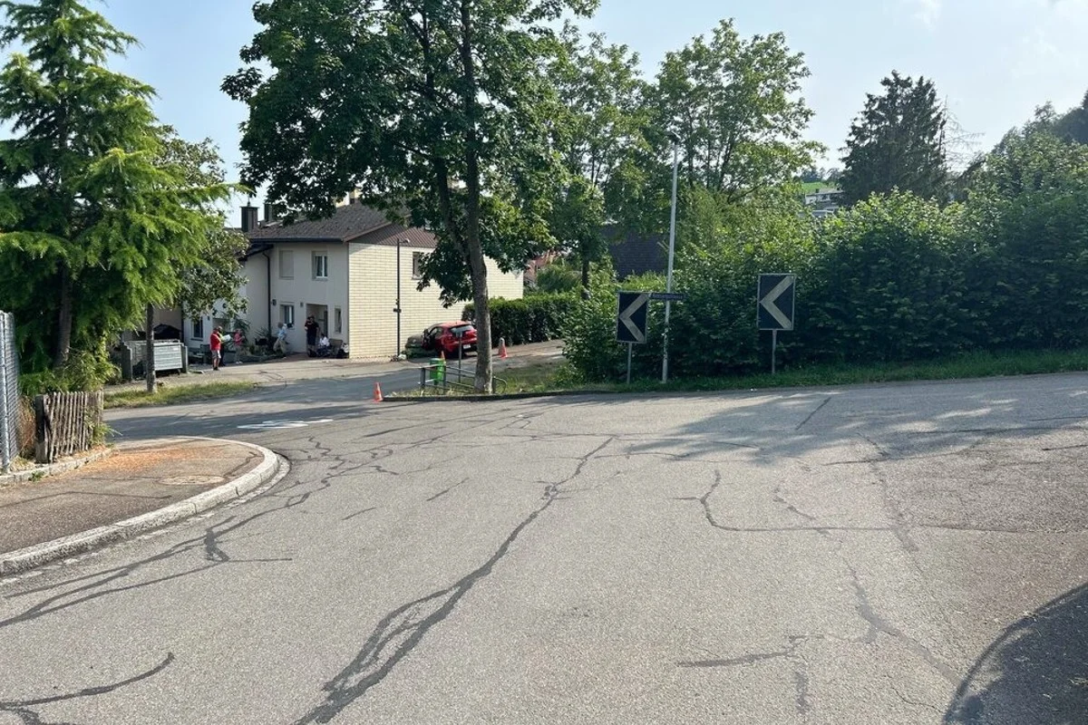 Unfall in Rudolfstetten AG - 81-Jährige mit Auto über Bach geflogen