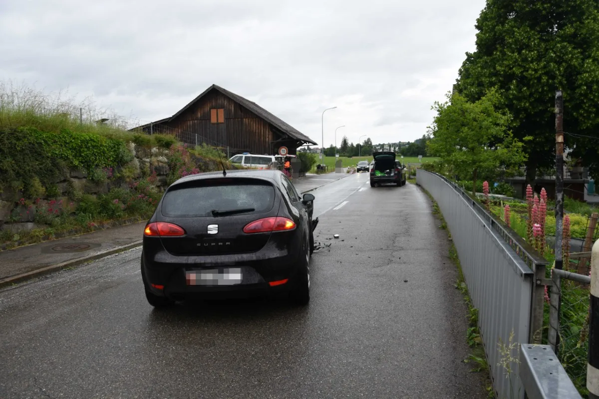 Gossau SG - Heftige Auffahrkollision - Fahrlehrer wird verletzt - Polizei sucht nach einem fremden Auto