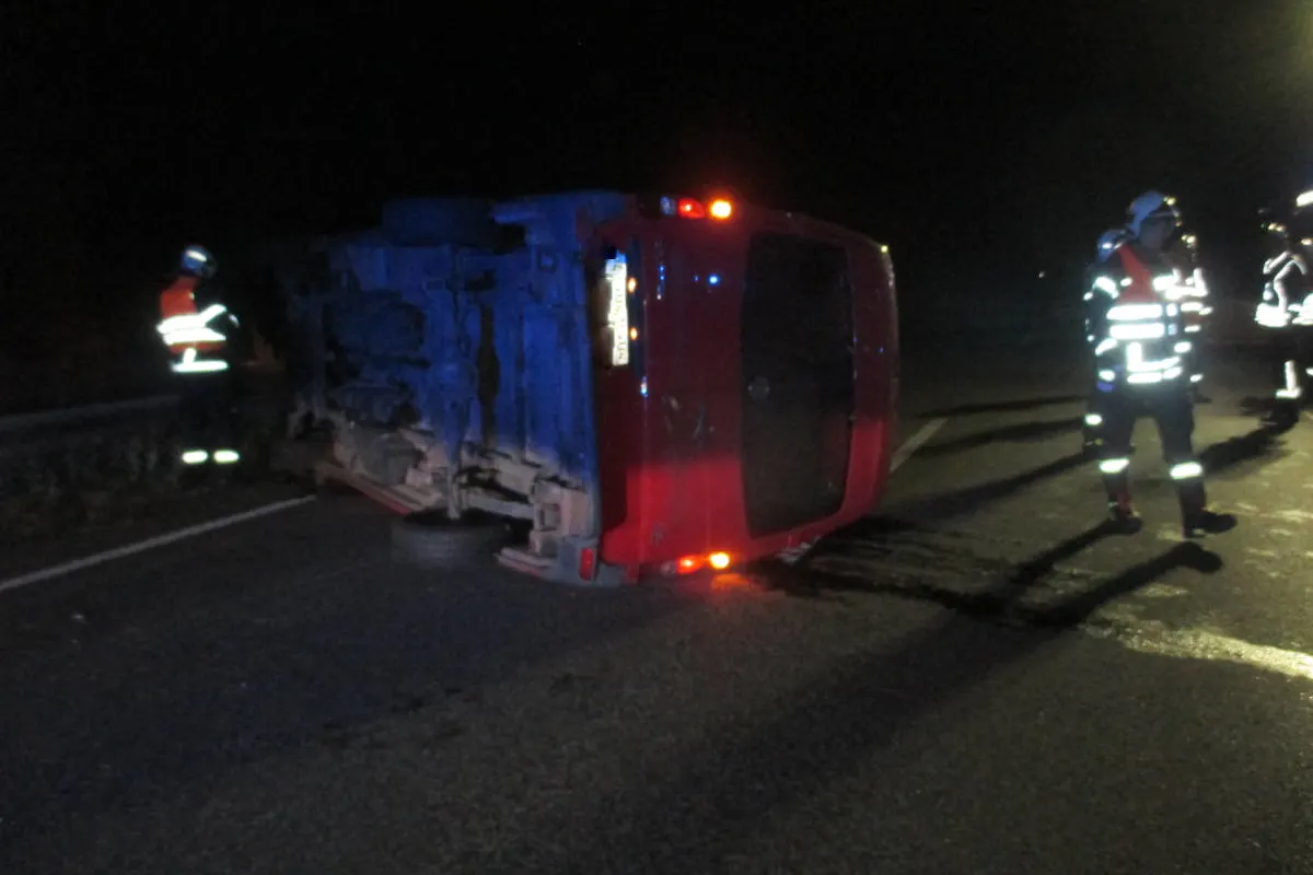 A4 Höhe Vollersroda – Transporter liegt quer, eine Person verletzt