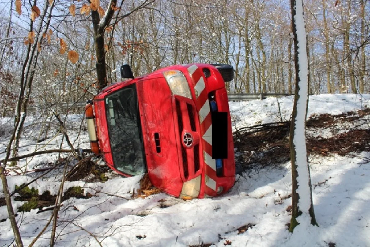 Oberalben - Auto muss anderem Fahrzeug ausweichen! Unfallverursacher begeht Fahrerflucht