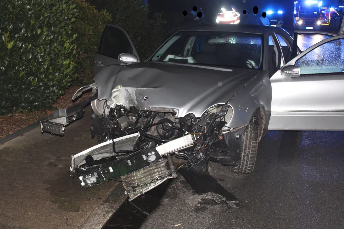 Bad Oeynhausen – Vollbesetzter Mercedes kracht gegen Laterne