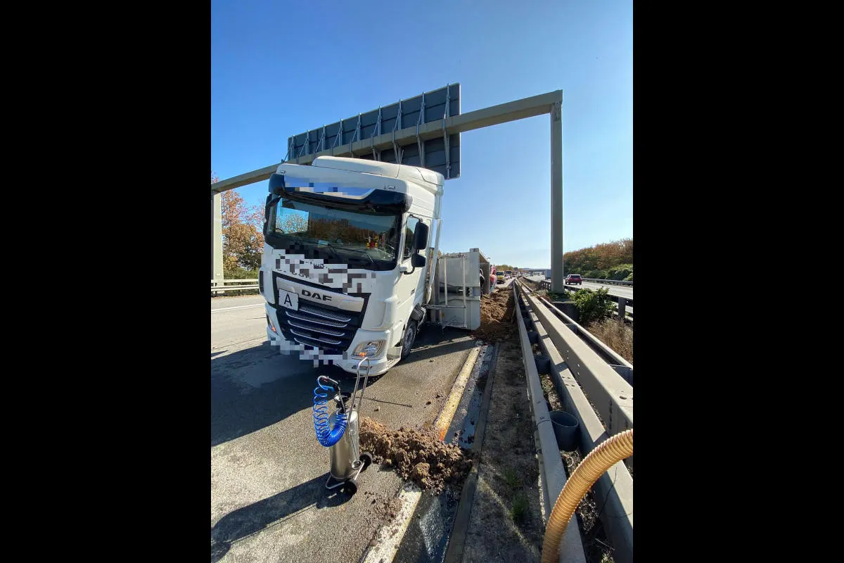 Gau-Bickelheim – Umgekippter LKW auf der A61 – 20 Tonnen Sand auf der Fahrbahn