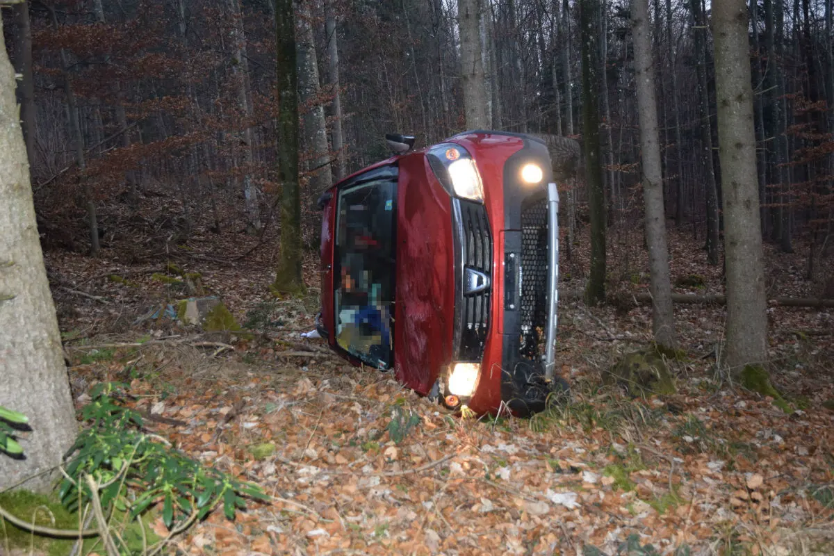 Hägendorf SO - Auto überschlägt sich bei Selbstunfall 