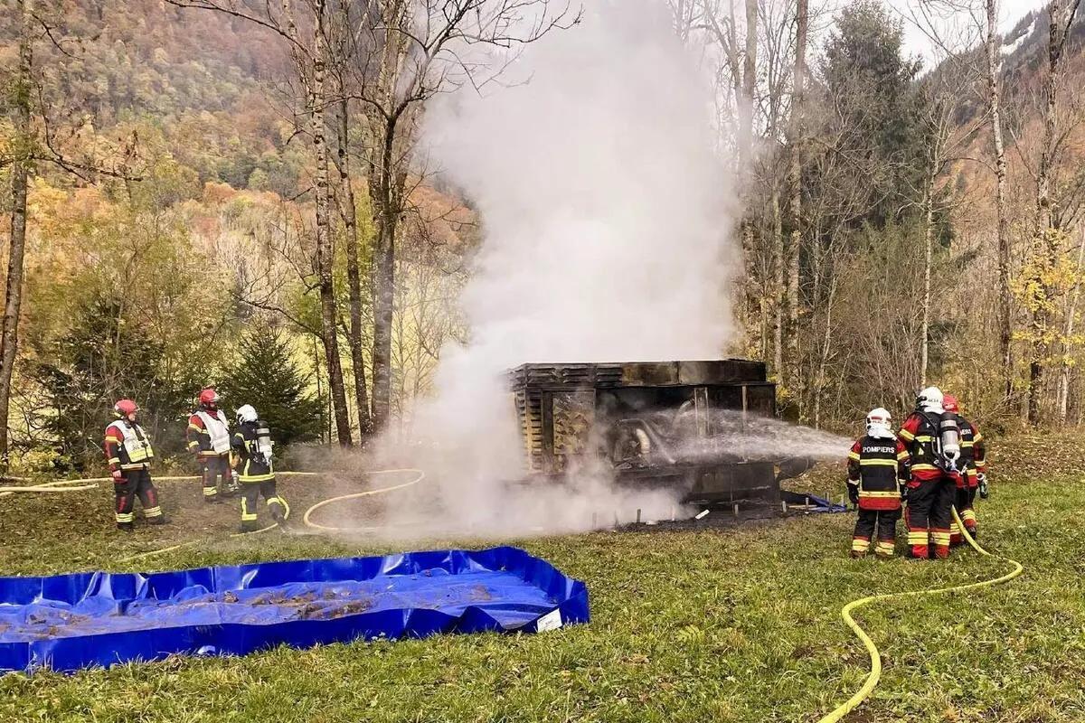Charmey FR - Baukompressor in Brand geraten