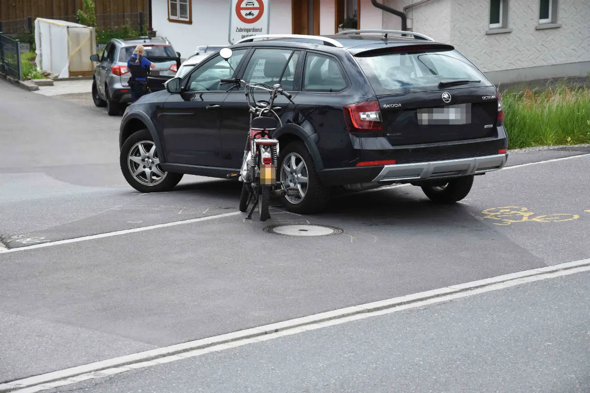 Neuhaus SG - Mofafahrerin bei Kollision mit Auto verletzt