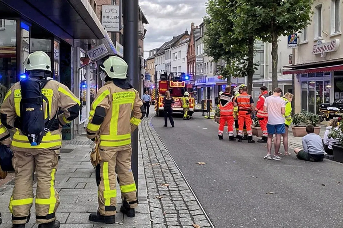 Grevenbroich – Feuerwehr rettet neun Personen aus Mehrfamilienhaus