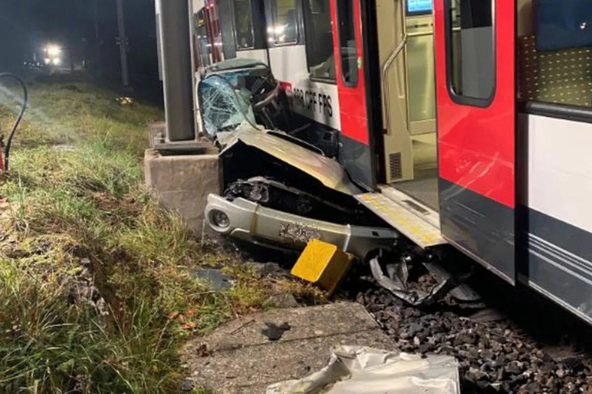 Duggingen BL - Auto gerät auf die Bahngeleise und wird von Zug erfasst