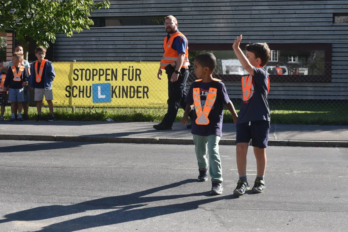 Schulbeginn im Kanton Glarus – Kantonspolizei wirkt präventiv bei Schulhäusern und Kindergärten