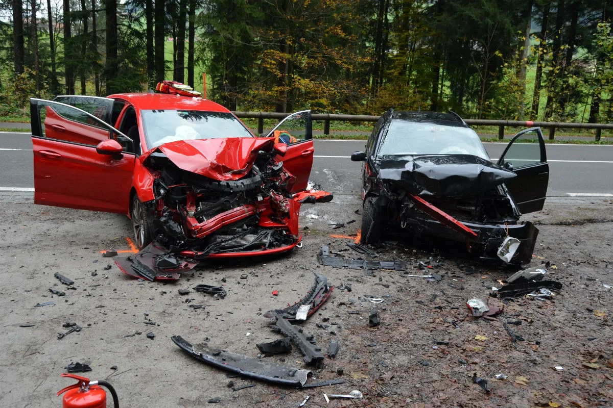 Teufen AR - Frontalkollision zwischen zwei Autos