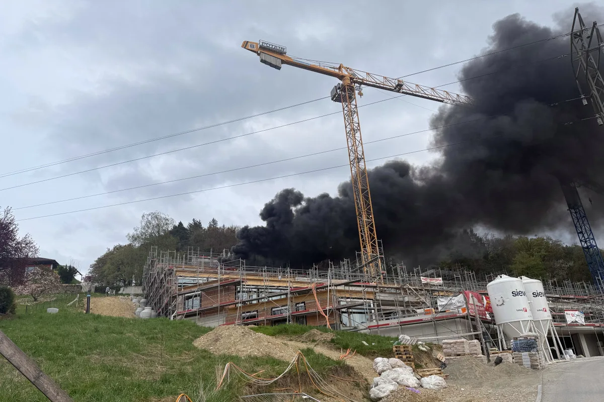Brand in Erlinsbach AG – Dach fängt bei Bauarbeiten Feuer