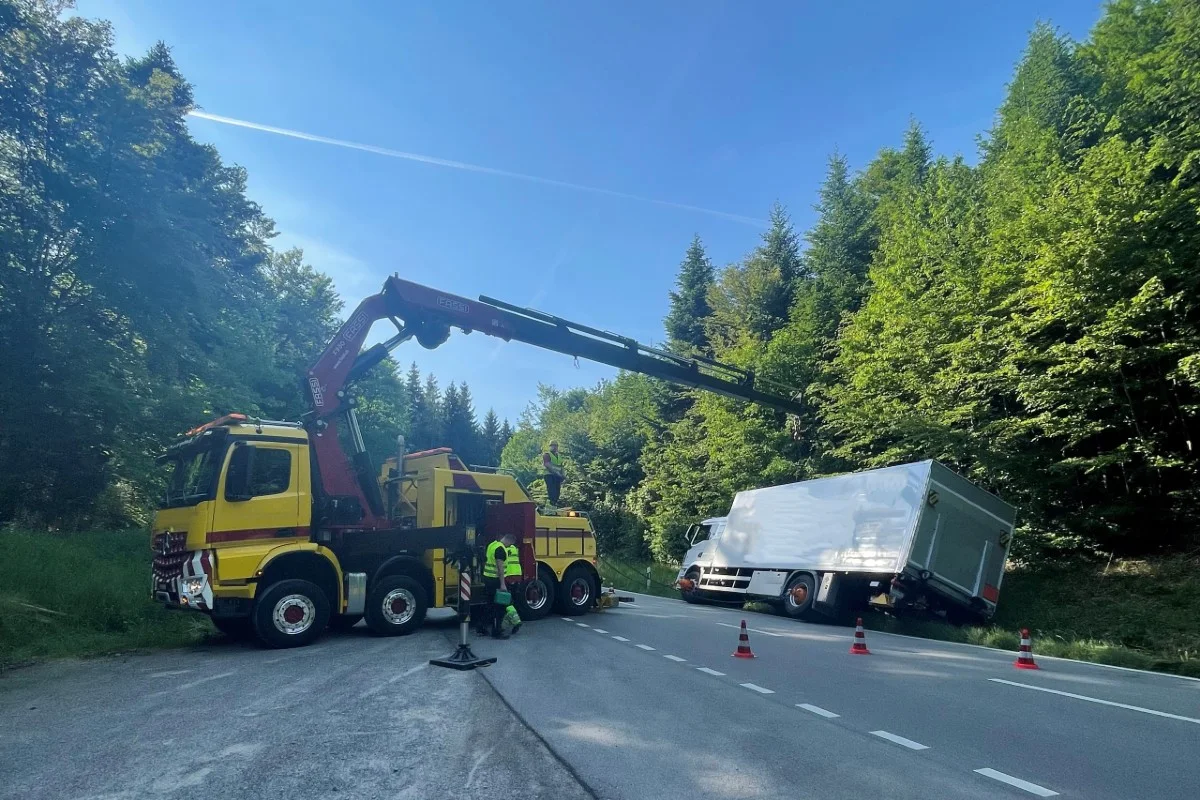 Dieterswil BE - Hauptstrasse nach Lastwagen-Unfall gesperrt