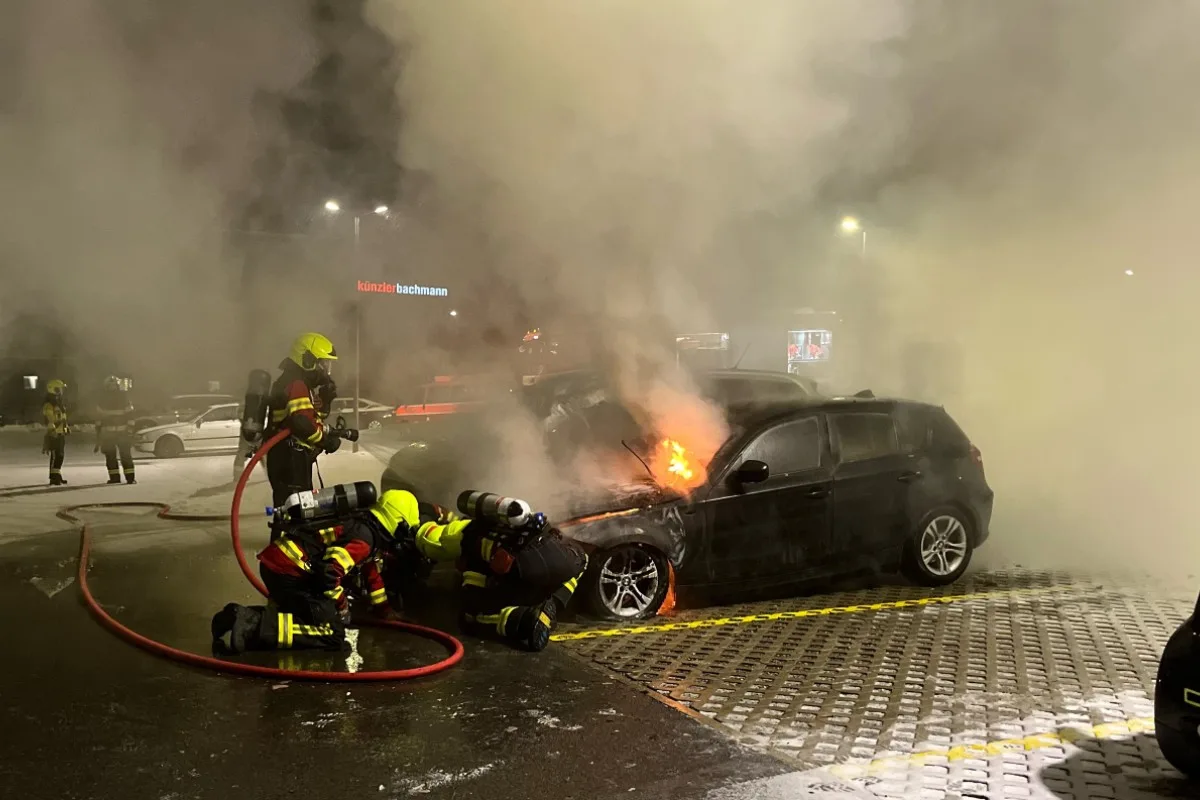 Stadt St.Gallen - Parkiertes Auto in Brand geraten