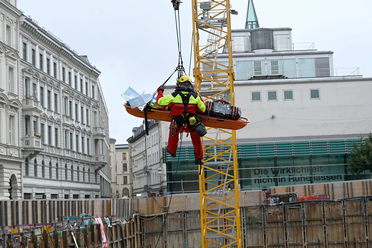 Altstadt-Lehel - Baugerüst auf Arbeiter gestürzt