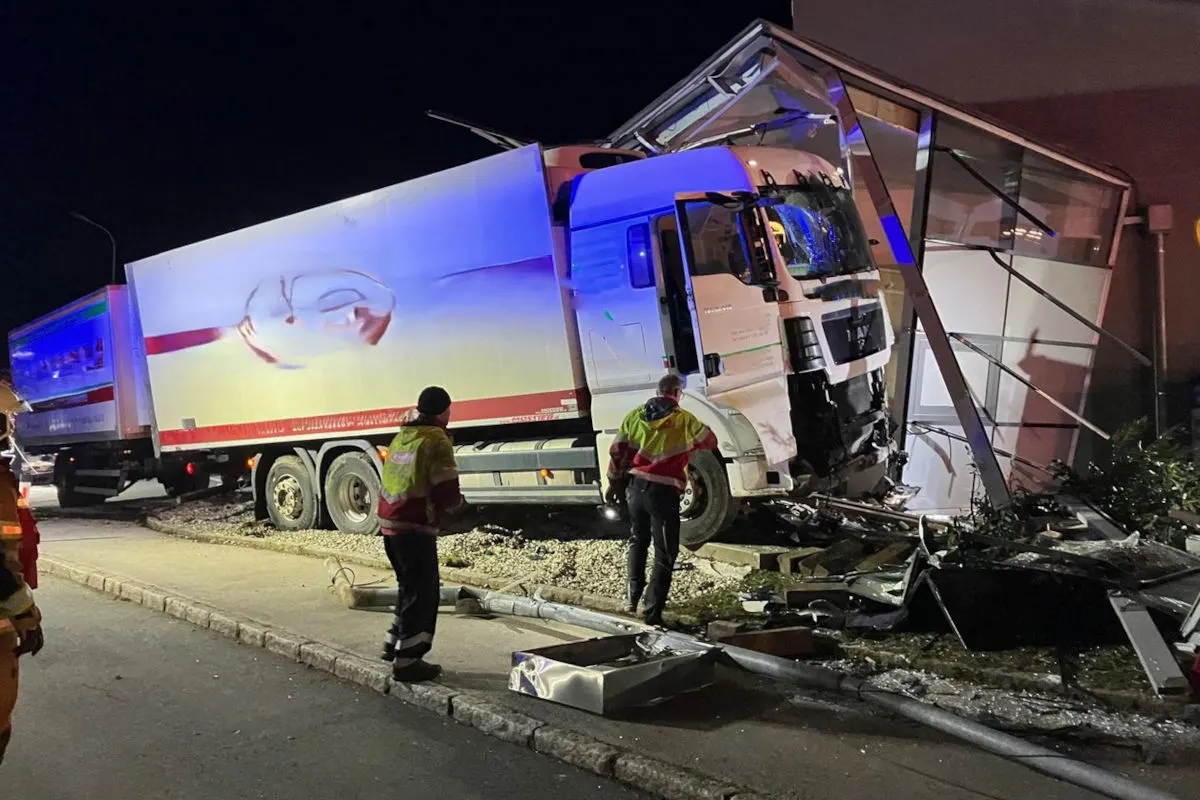 Eugendorf – Lkw kracht nach Unfall in Gebäude