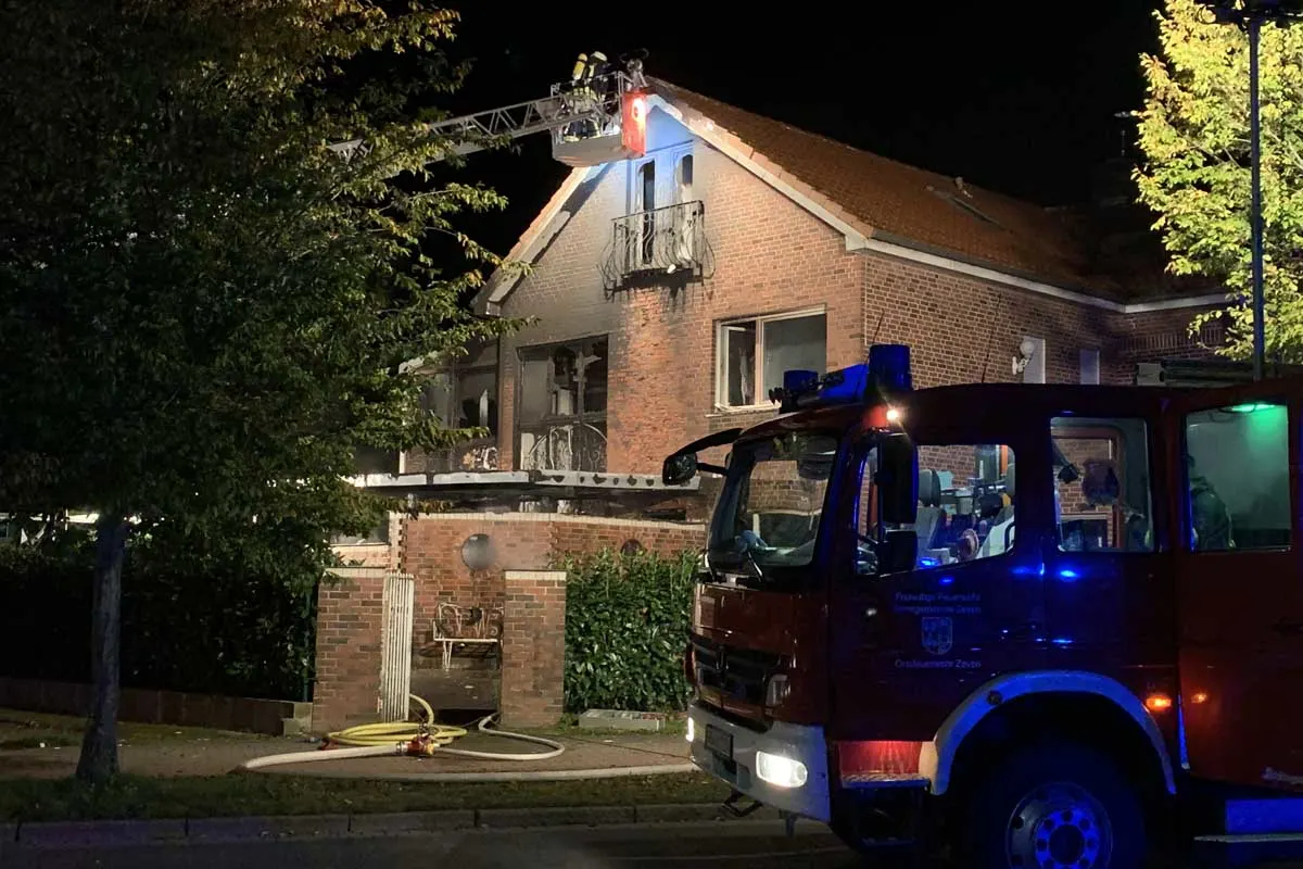 Grosser Feuerwehreinsatz in Zeven - Feuer auf Terrasse greift auf Wohnhaus über
